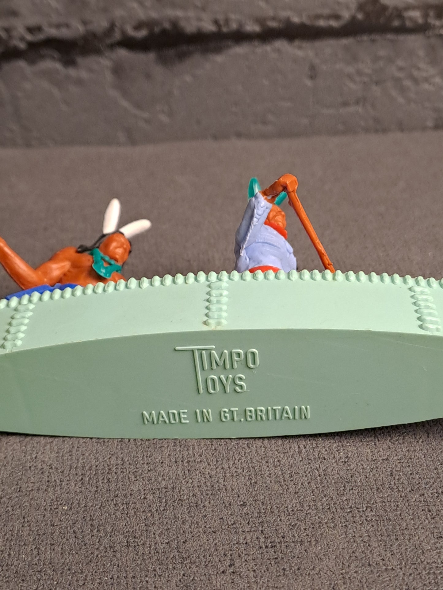Timpo Toys Indians in Canoe / Timpo Toys Indianere i Kano