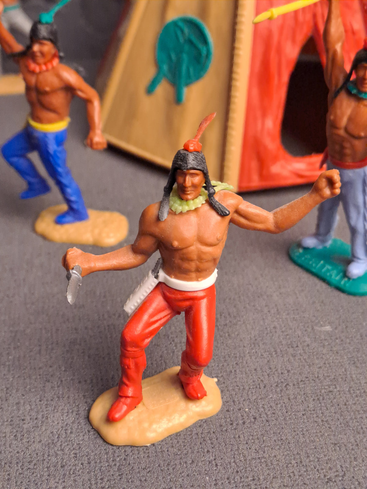 Timpo Toys Indians with Tent and Leather Stretch / Timpo Toys Indianere med Telt og Skind