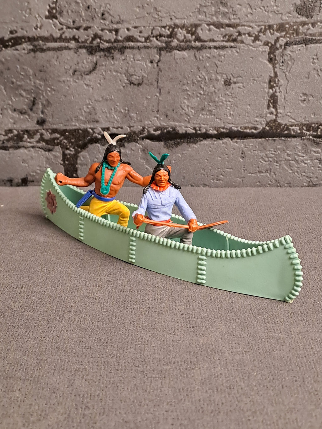 Timpo Toys Indians in Canoe / Timpo Toys Indianere i Kano