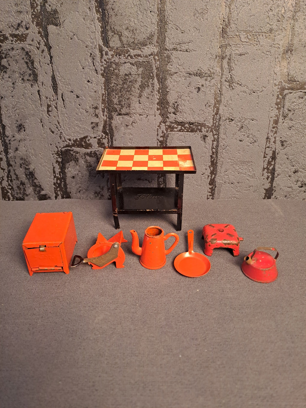 Tekno Denmark Miniature Gas Stove and Kitchen Utensils
